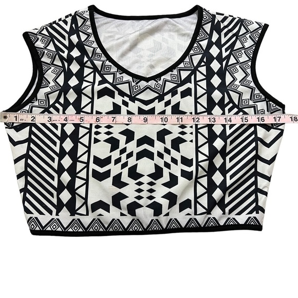 TWO piece geometric print pencil skirt and crop top - Picture 6 of 14